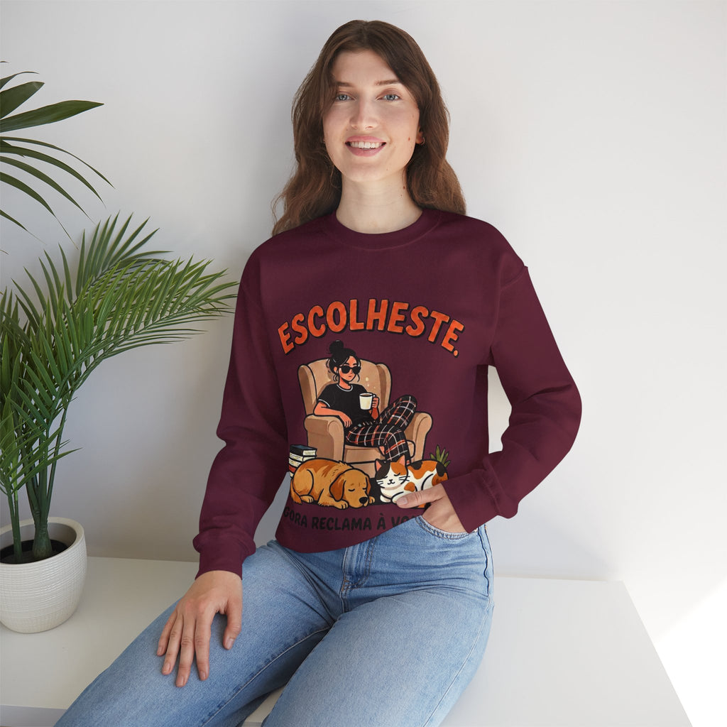 Crewneck Sweatshirt — "Escolheste, Agora Reclama à Vontade" Cozy Reading Lounge Pullover