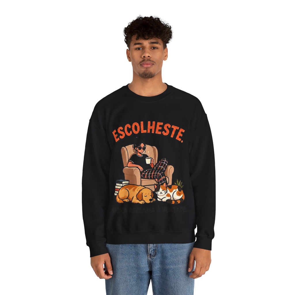 Crewneck Sweatshirt — "Escolheste, Agora Reclama à Vontade" Cozy Reading Lounge Pullover