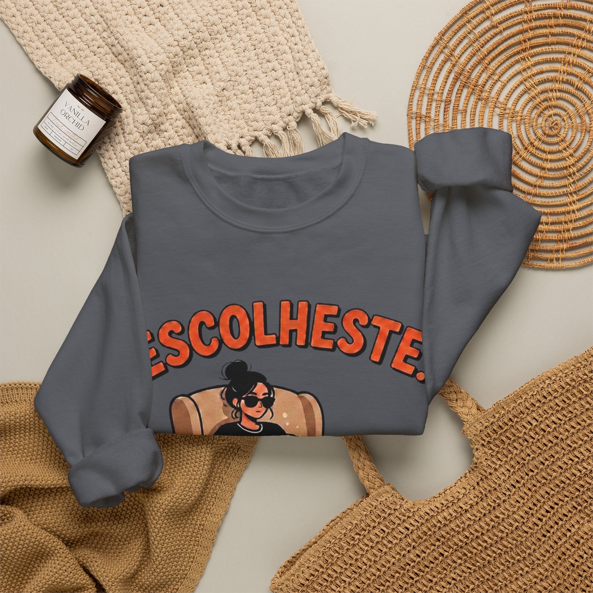 Crewneck Sweatshirt — "Escolheste, Agora Reclama à Vontade" Cozy Reading Lounge Pullover