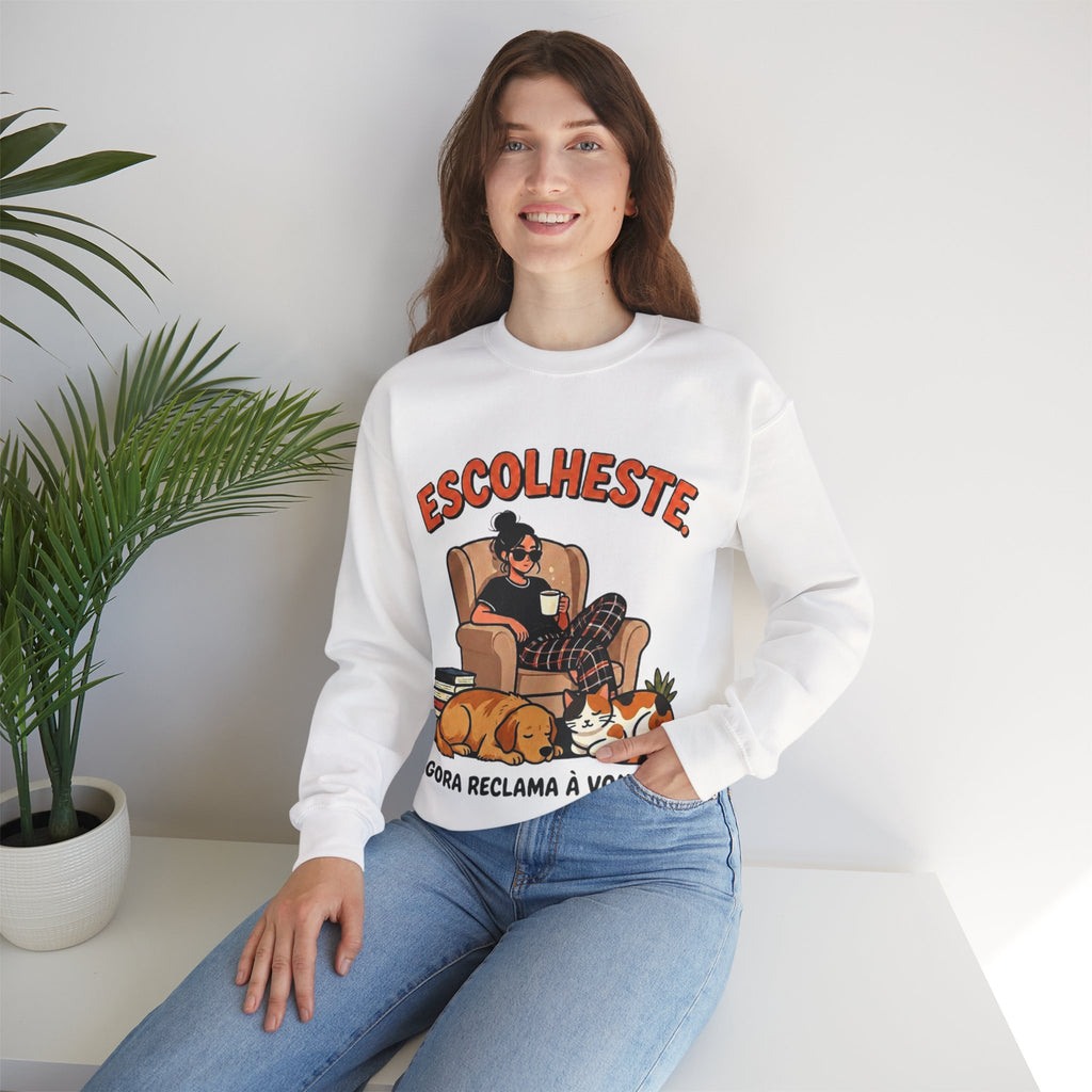 Crewneck Sweatshirt — "Escolheste, Agora Reclama à Vontade" Cozy Reading Lounge Pullover