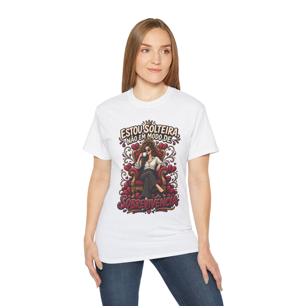 Estou Solteira Não Em Modo De Sobrevivência T-Shirt — Feminine Single Life Graphic Tee (Portuguese)