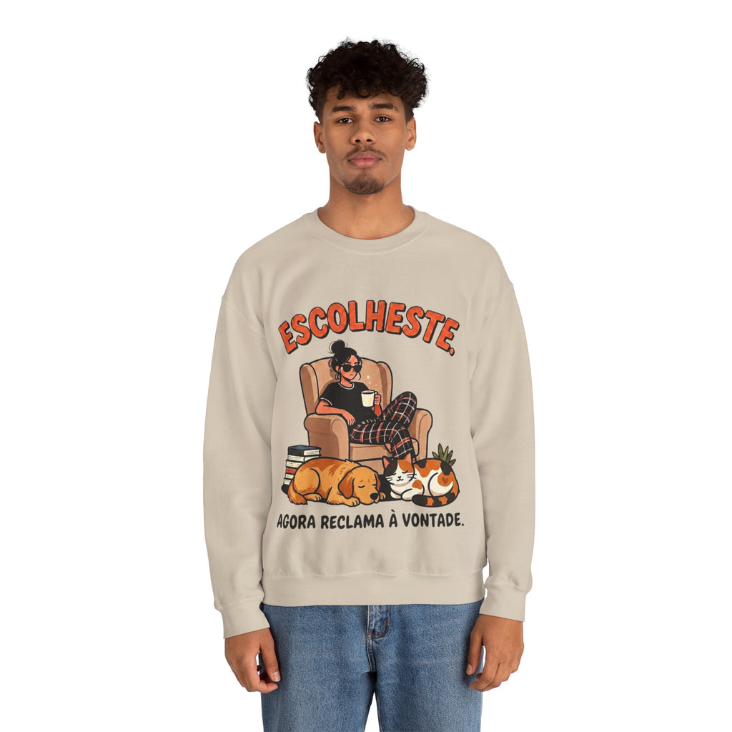 Crewneck Sweatshirt — "Escolheste, Agora Reclama à Vontade" Cozy Reading Lounge Pullover