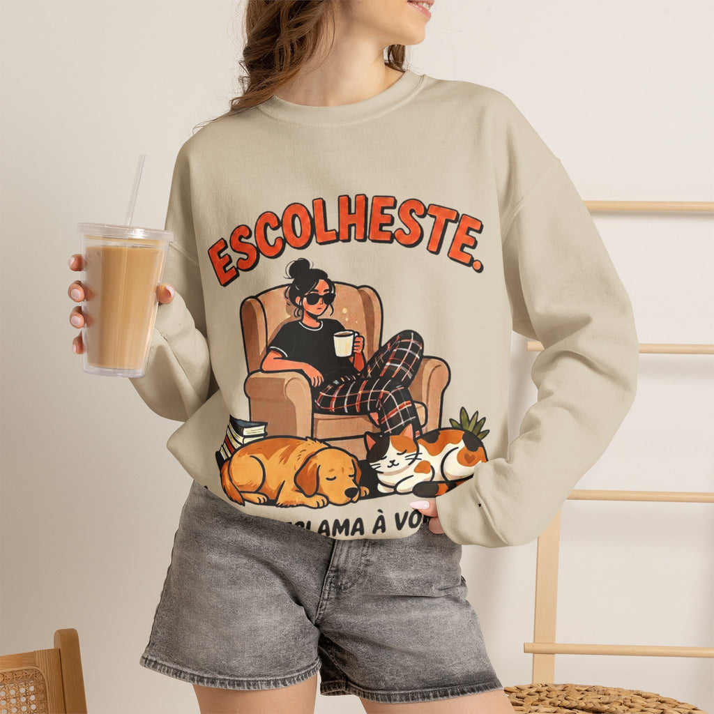 Crewneck Sweatshirt — "Escolheste, Agora Reclama à Vontade" Cozy Reading Lounge Pullover