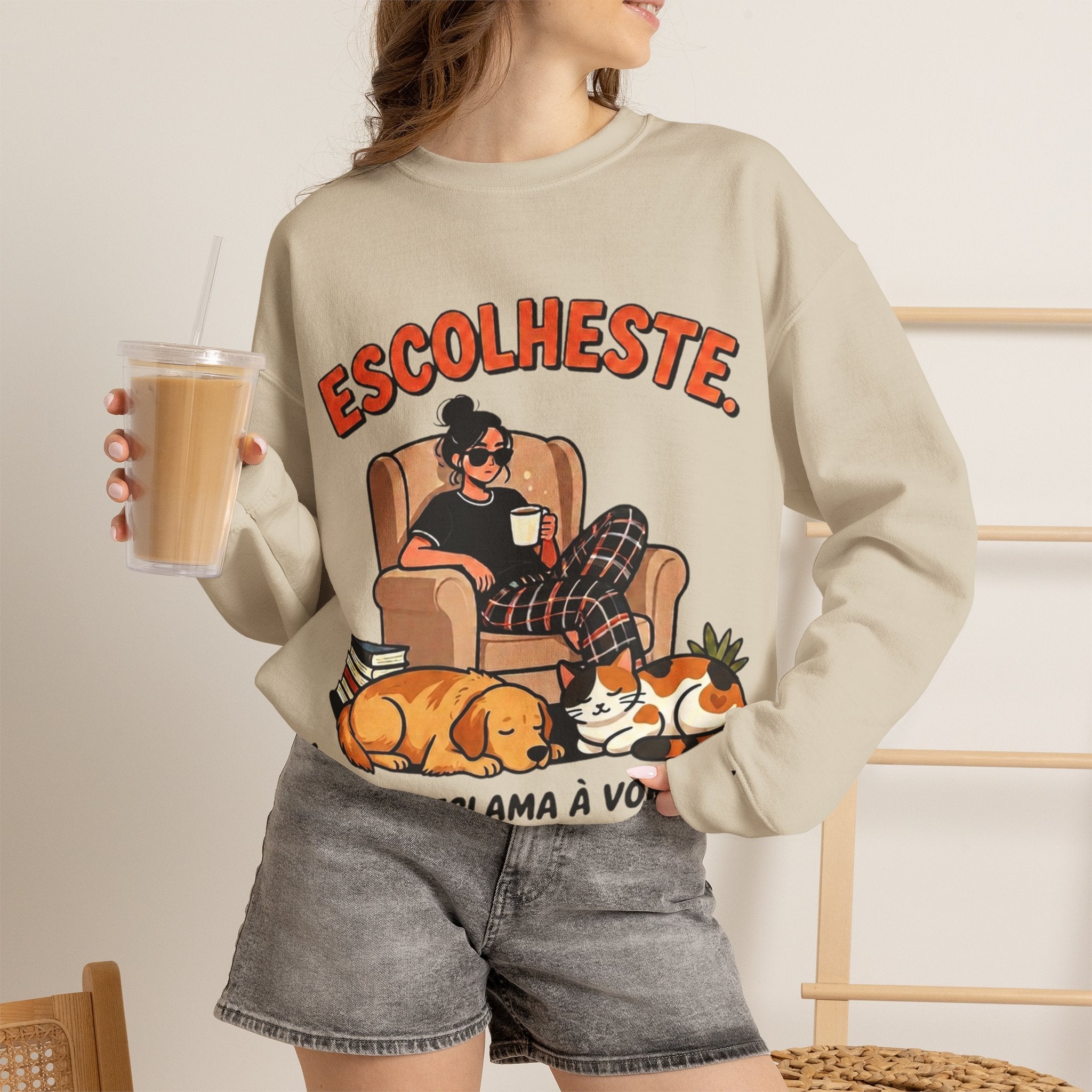 Crewneck Sweatshirt — "Escolheste, Agora Reclama à Vontade" Cozy Reading Lounge Pullover