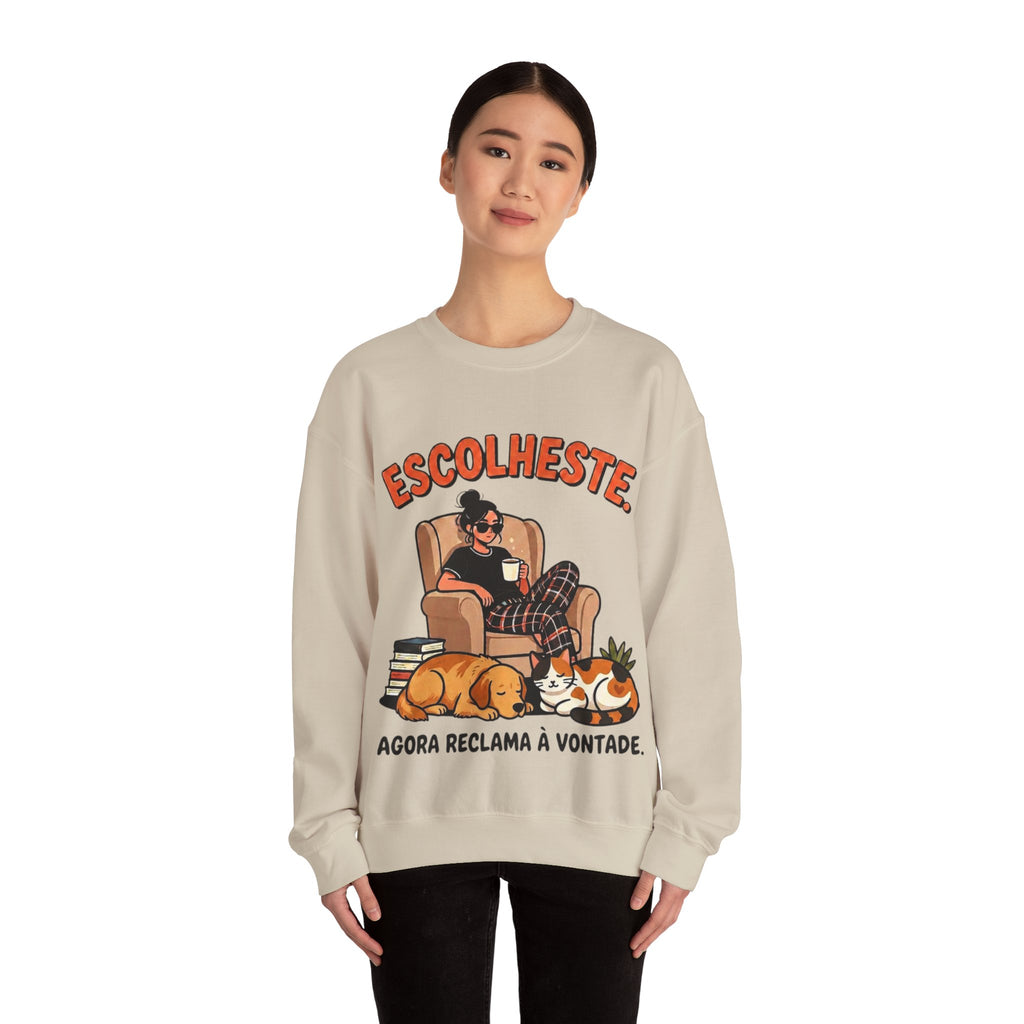 Crewneck Sweatshirt — "Escolheste, Agora Reclama à Vontade" Cozy Reading Lounge Pullover