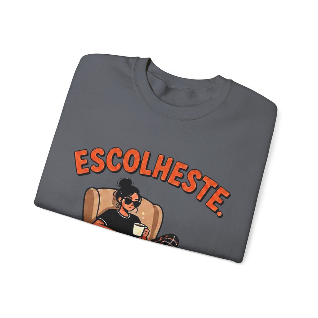 Crewneck Sweatshirt — "Escolheste, Agora Reclama à Vontade" Cozy Reading Lounge Pullover