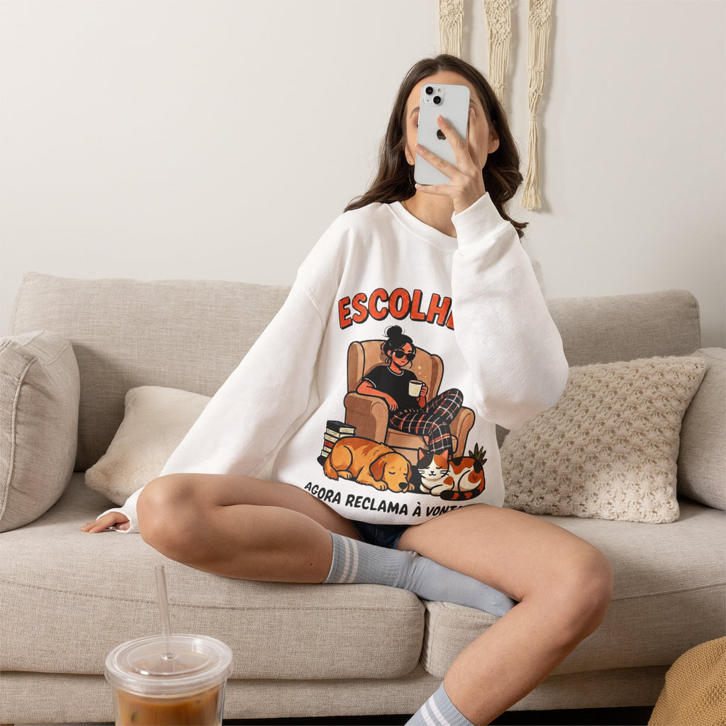 Crewneck Sweatshirt — "Escolheste, Agora Reclama à Vontade" Cozy Reading Lounge Pullover