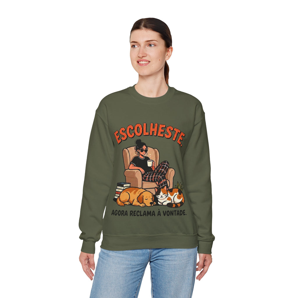 Crewneck Sweatshirt — "Escolheste, Agora Reclama à Vontade" Cozy Reading Lounge Pullover