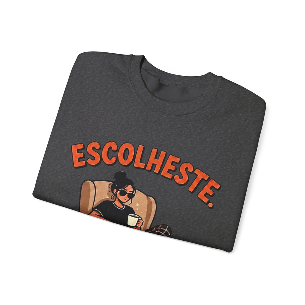 Crewneck Sweatshirt — "Escolheste, Agora Reclama à Vontade" Cozy Reading Lounge Pullover