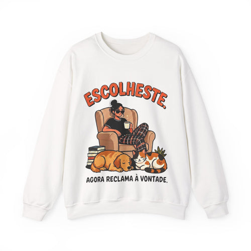 Crewneck Sweatshirt — "Escolheste, Agora Reclama à Vontade" Cozy Reading Lounge Pullover