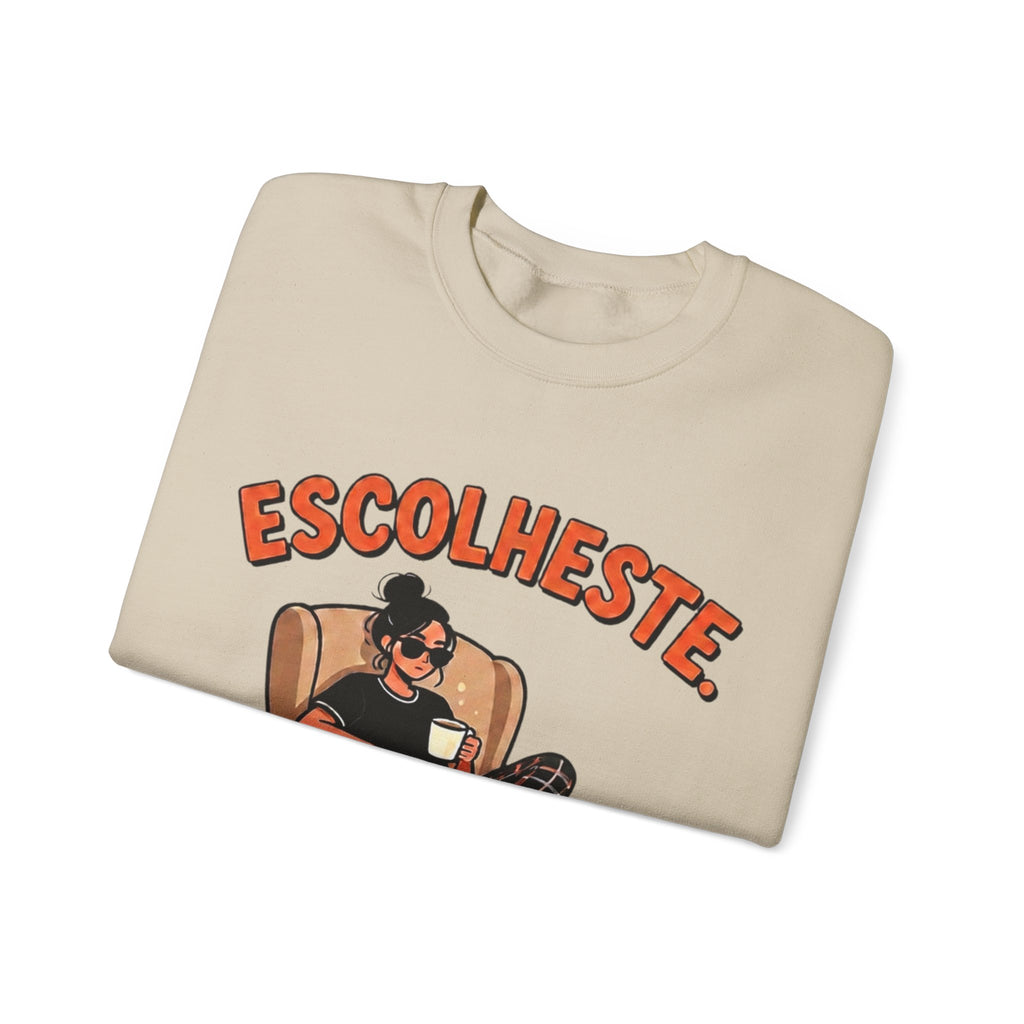 Crewneck Sweatshirt — "Escolheste, Agora Reclama à Vontade" Cozy Reading Lounge Pullover