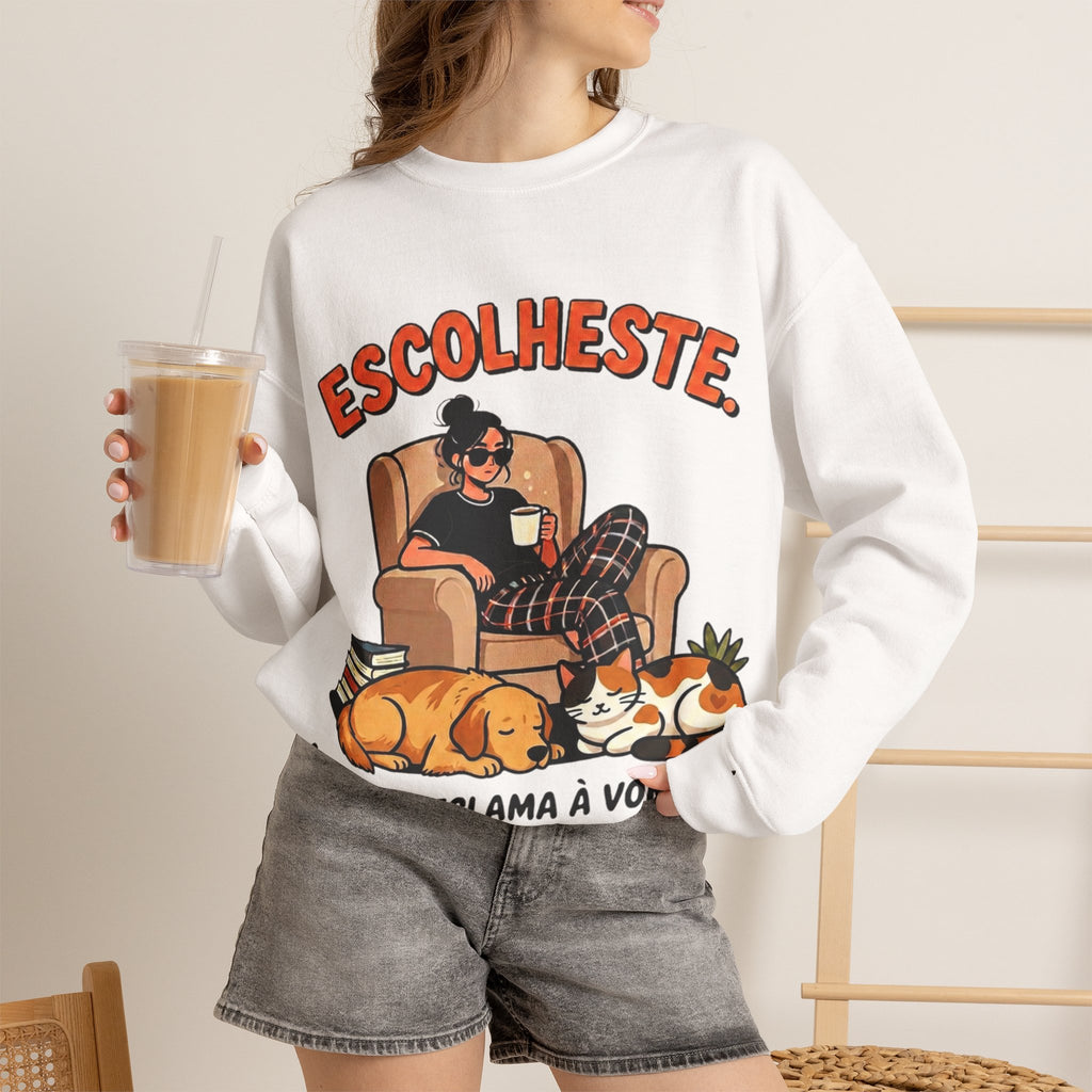 Crewneck Sweatshirt — "Escolheste, Agora Reclama à Vontade" Cozy Reading Lounge Pullover