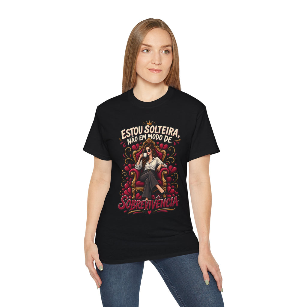 Estou Solteira Não Em Modo De Sobrevivência T-Shirt — Feminine Single Life Graphic Tee (Portuguese)