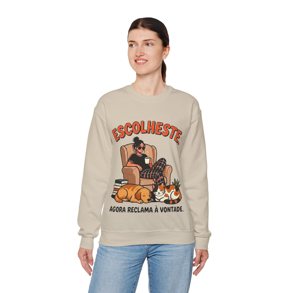 Crewneck Sweatshirt — "Escolheste, Agora Reclama à Vontade" Cozy Reading Lounge Pullover