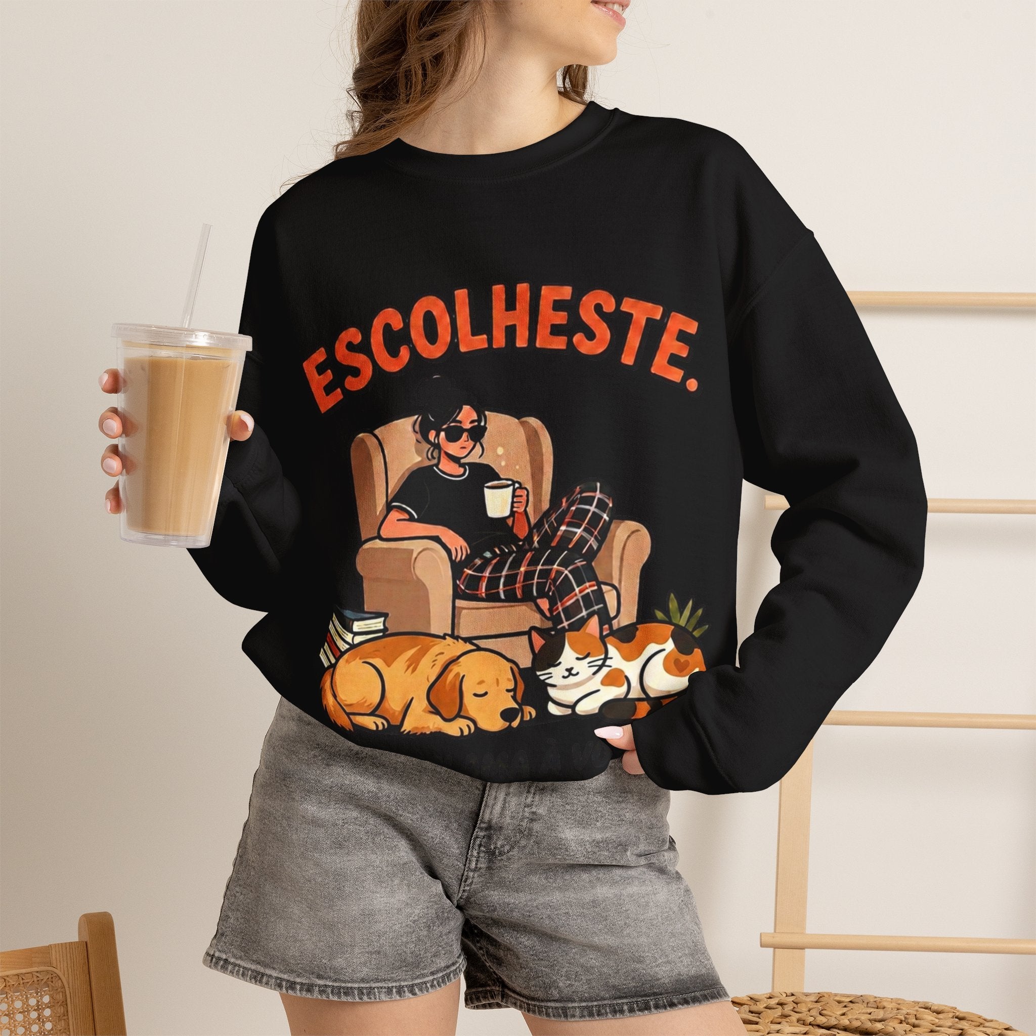 Crewneck Sweatshirt — "Escolheste, Agora Reclama à Vontade" Cozy Reading Lounge Pullover