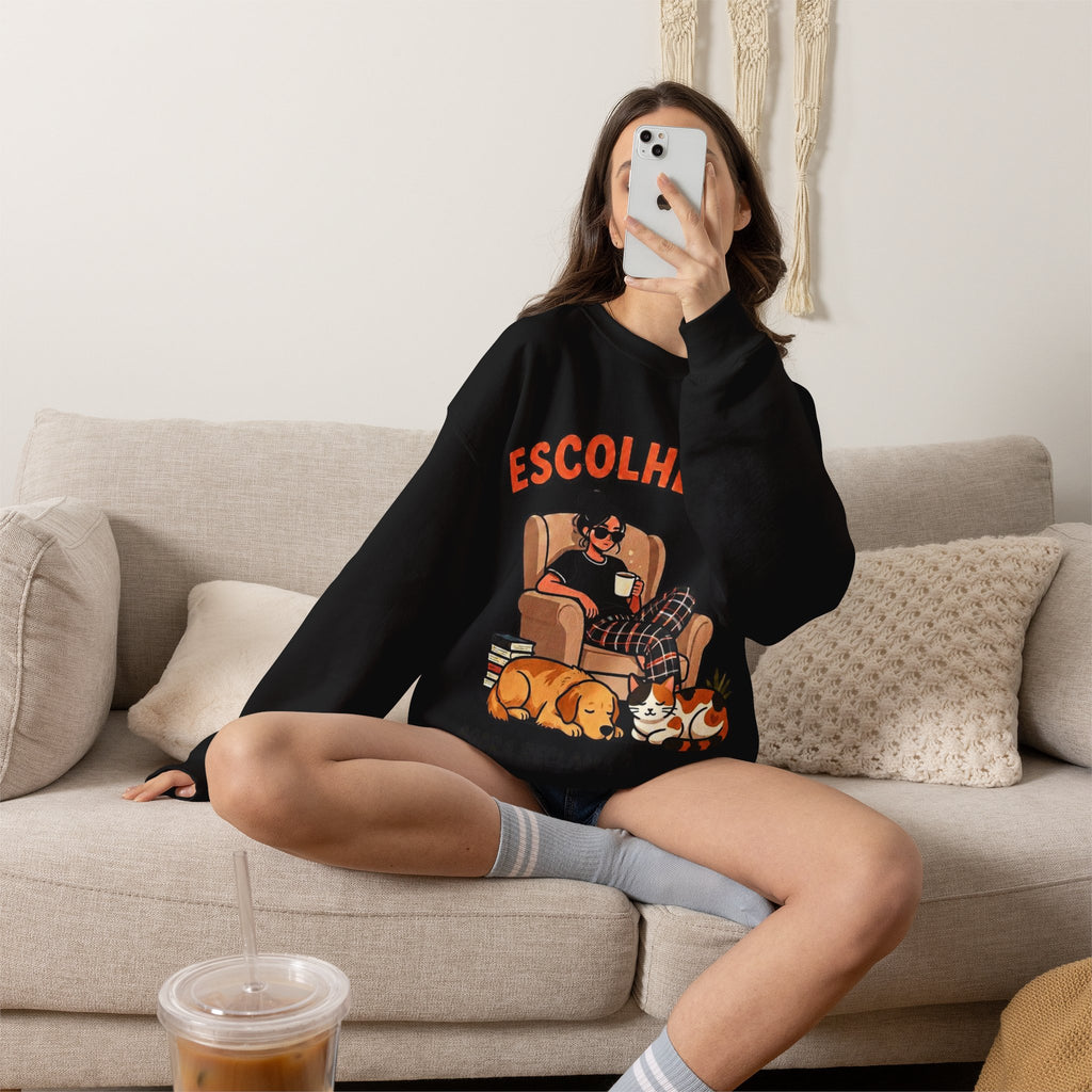 Crewneck Sweatshirt — "Escolheste, Agora Reclama à Vontade" Cozy Reading Lounge Pullover