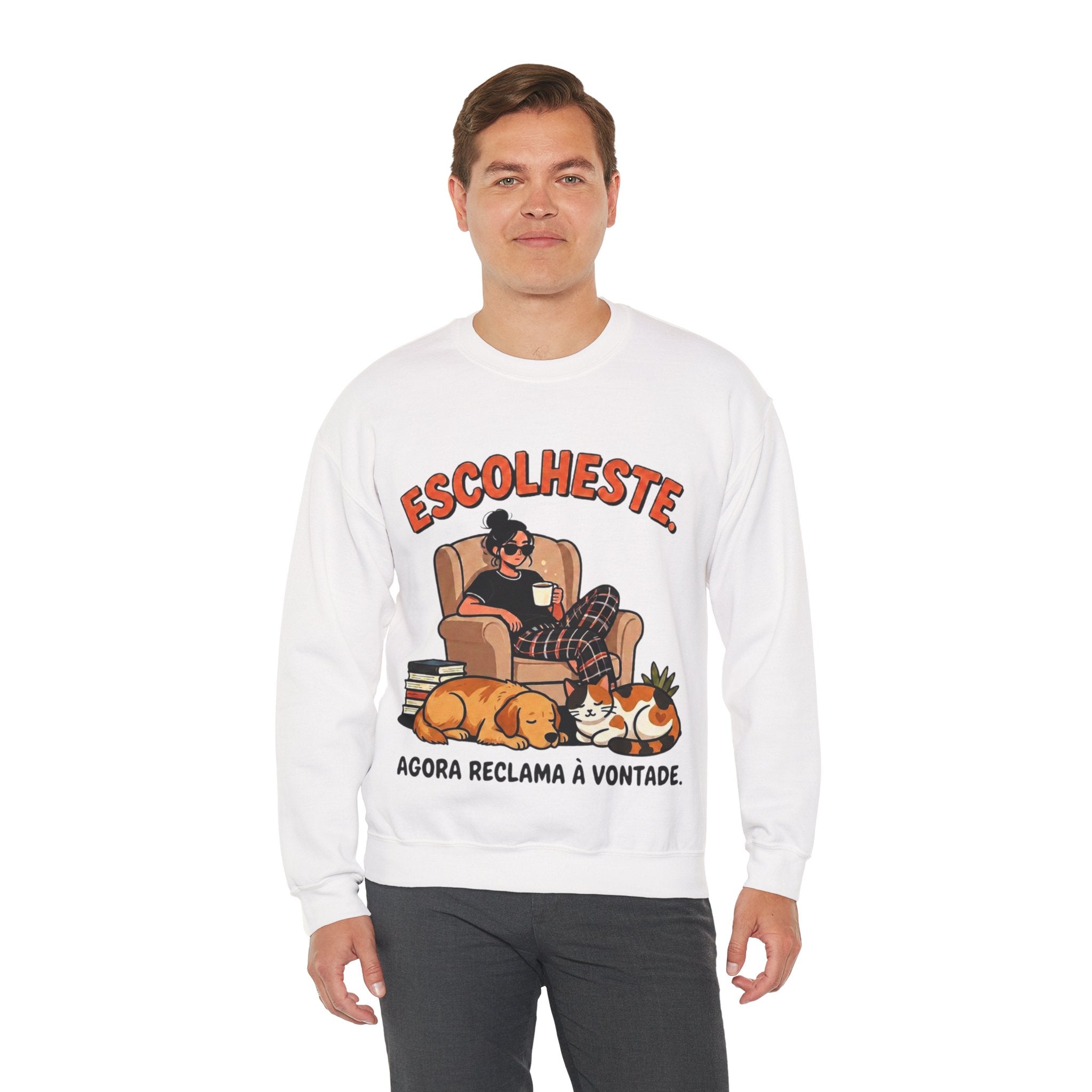 Crewneck Sweatshirt — "Escolheste, Agora Reclama à Vontade" Cozy Reading Lounge Pullover