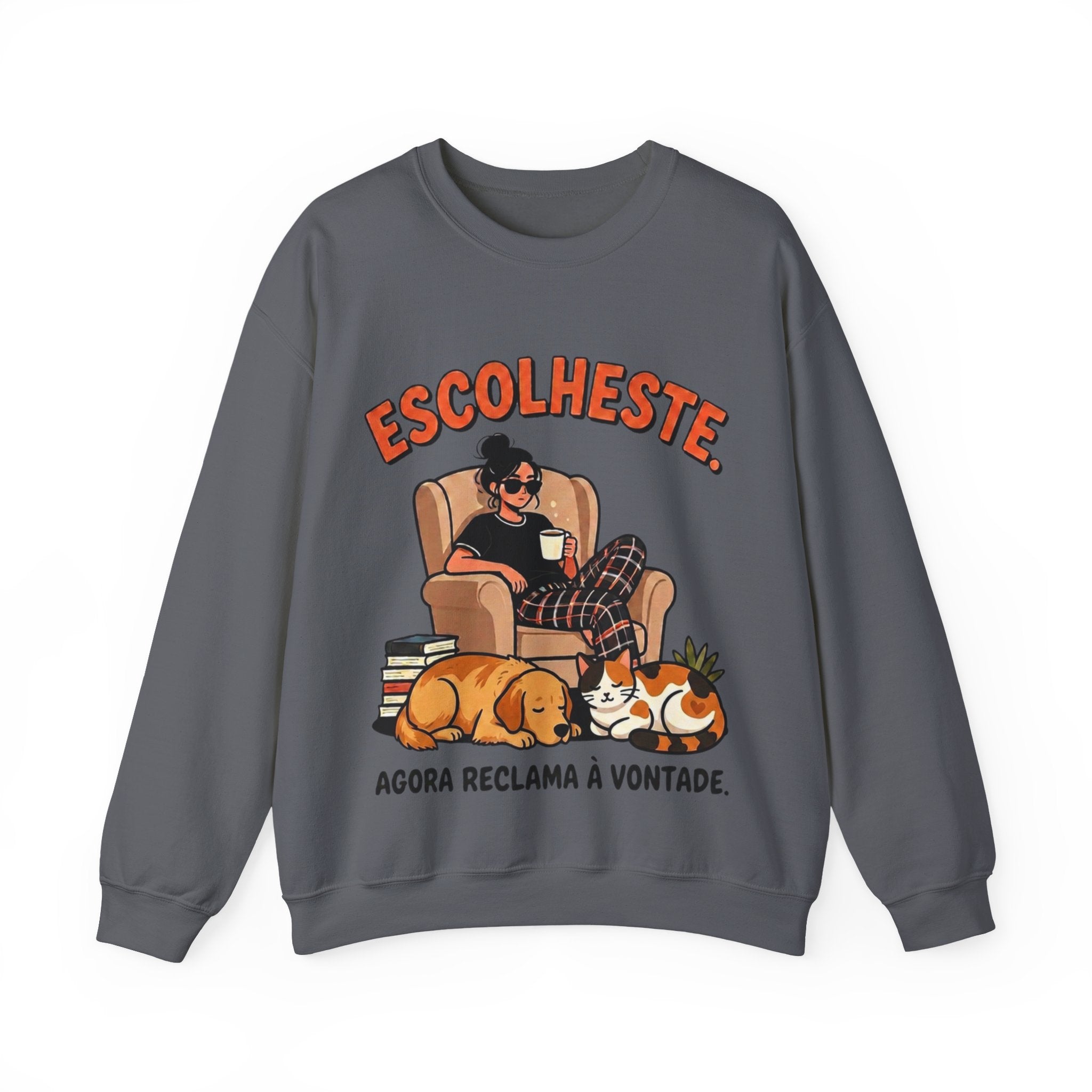 Crewneck Sweatshirt — "Escolheste, Agora Reclama à Vontade" Cozy Reading Lounge Pullover